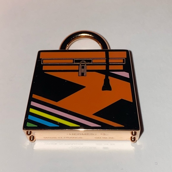 NEW HERMÈS CURIOSITE KELLY LAQUE H
VIBRATION CHARM - Picture 6 of 16